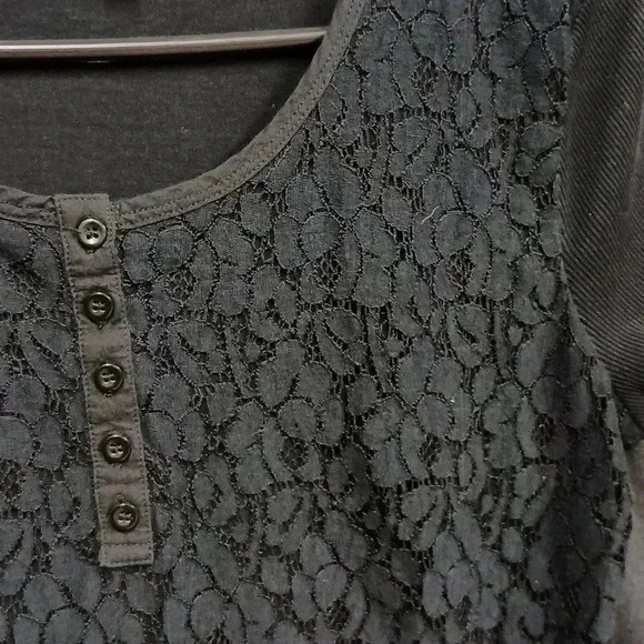 Short sleeve with lace work on top black T-shirt size large - Picture 4 of 5